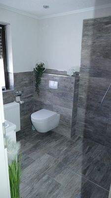 Gäste-WC mit Dusche