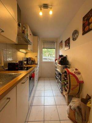 Moderne Küche mit Fenster