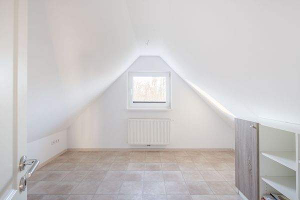 13 Spitzboden Westen.jpg