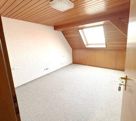 Hauptgebäude Wohnung DG Zimmer