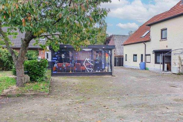 Hofseite mit Schuppen_Wintergarten