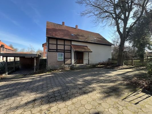 Gemeindehaus mit Carport