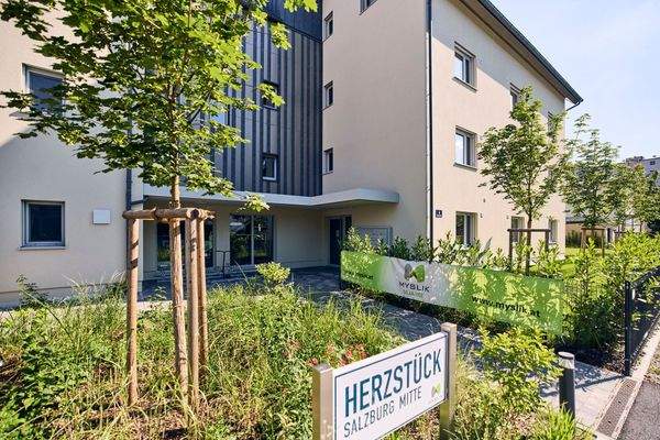 Besonderes Entrée mit außergewöhnlicher Fassade