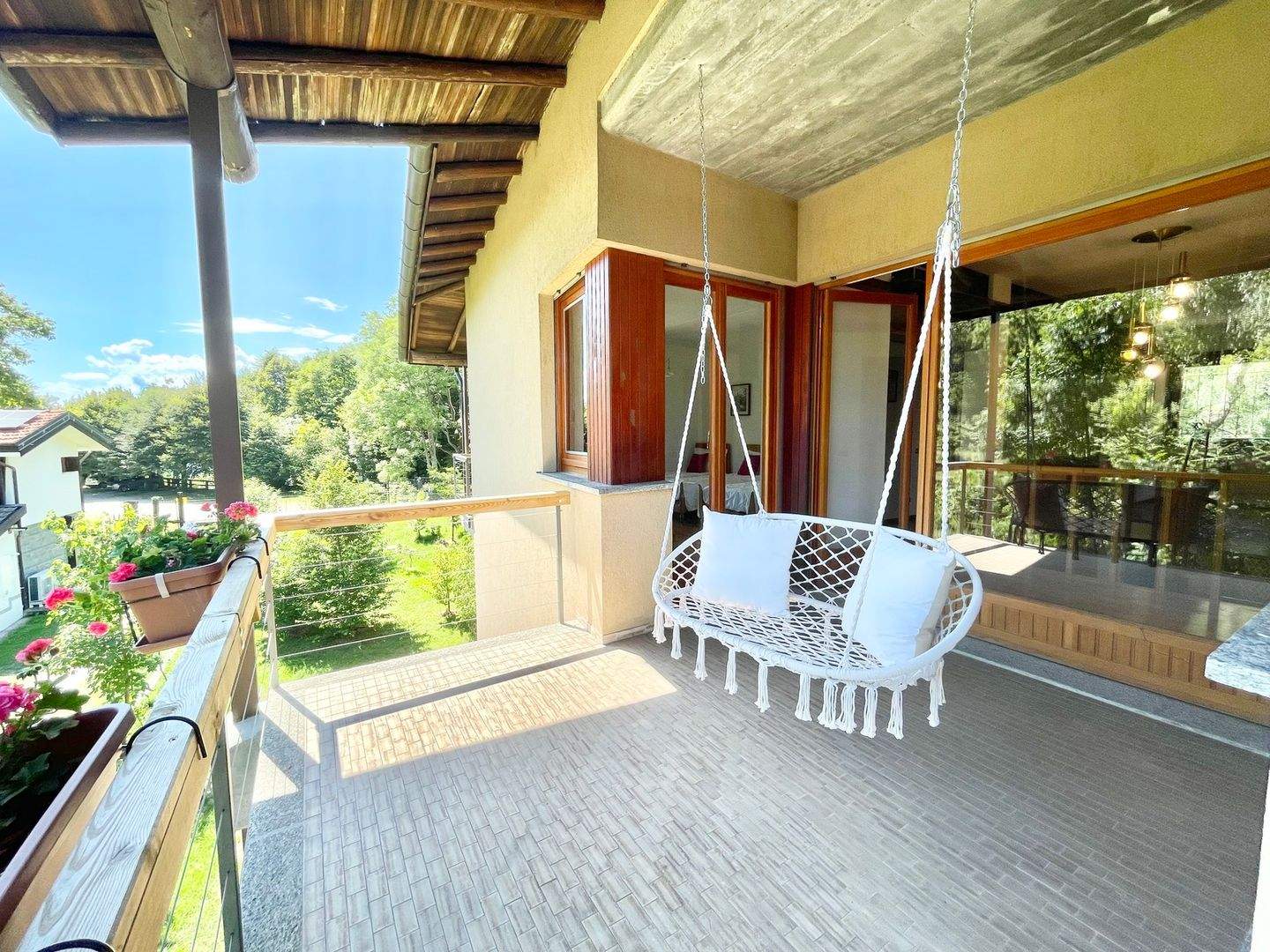 Hübsches freistehendes Haus in ruhiger und sonniger Lage mit Terrassen