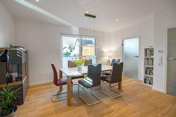 Essbereich mit Blick in den Garten