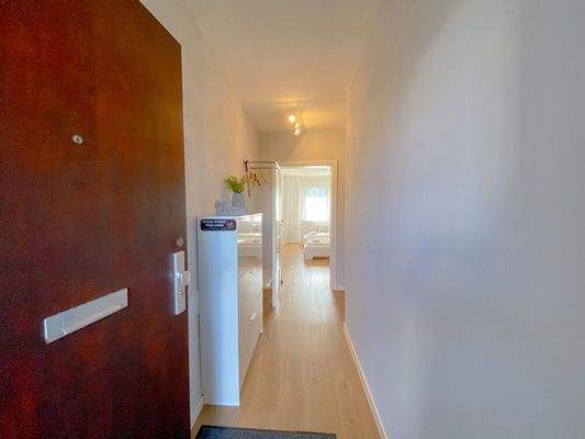 Wohnungseingang u. Flur