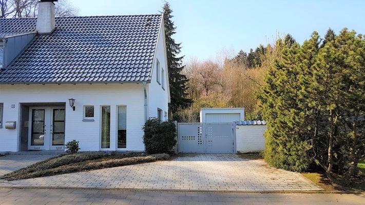 Einfahrt, Garage rechts.jpg