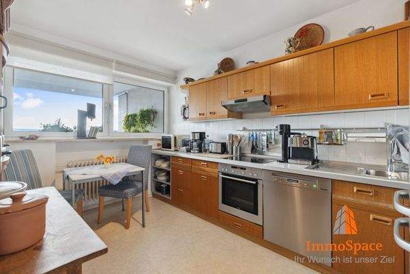 Einbauküche mit allen nötigen Elektrogeräten