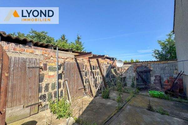 Innenhof mit Nebengelass