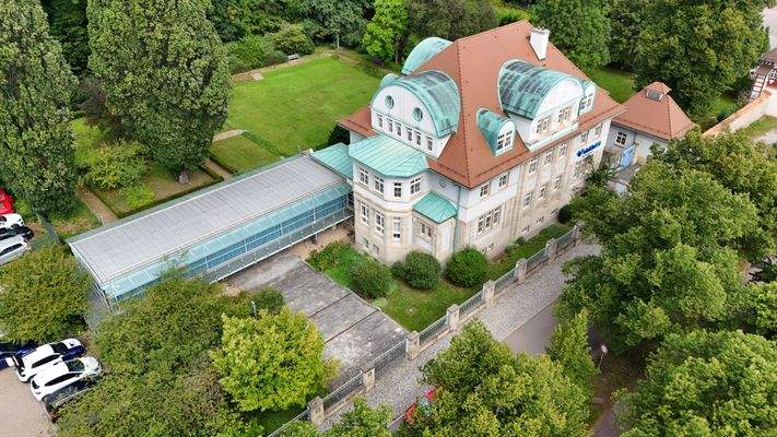 Seitenansicht des Gesamtgebäudes mit dem angebautem Glasverbinder