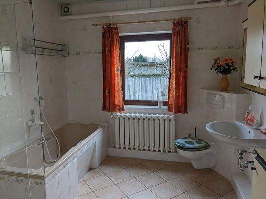 Bad mit Dusche und Badewanne 