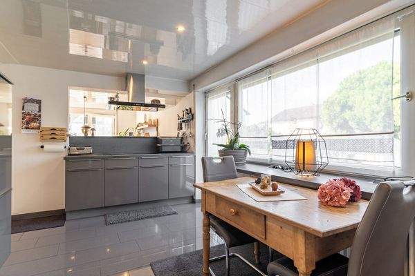 Küche mit großen Fenstern