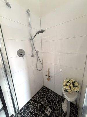 die ebenerdige Dusche mit Glastür