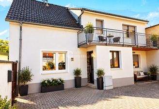 Außenansicht mit Terrasse