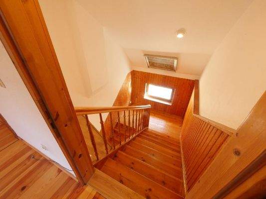  Blick von WOHNUNGSTÜR ins TREPPENHAUS