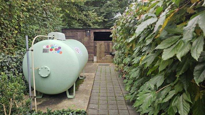 Flüssiggastank und dahinter Erdkellerraum