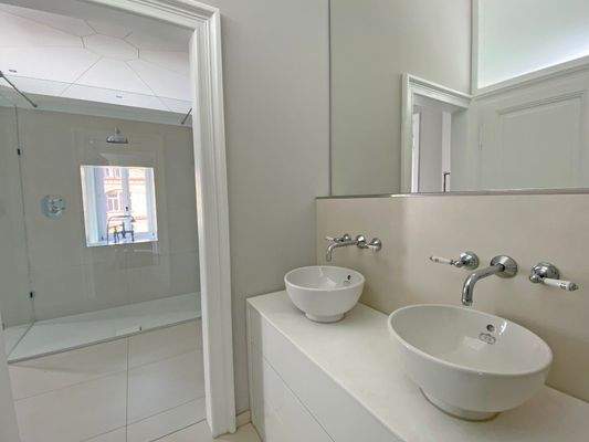 Modernes Badezimmer - Wohnung rechts