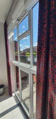 Sehr hohe Fensterfront!
