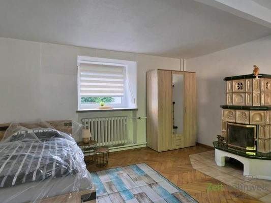 Kleiderschrank und Kamin, Zi 2