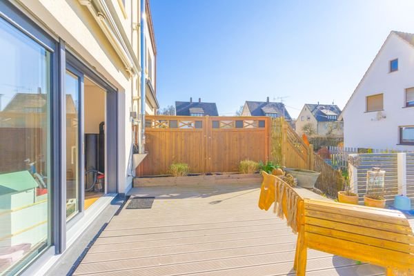 große Terrasse mit Markise