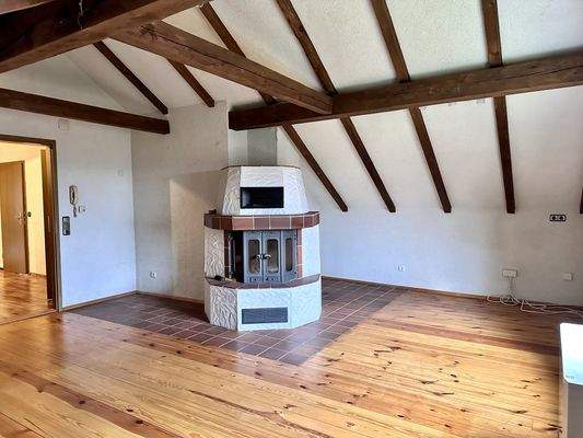 Wohn-/Esszimmer mit offener Küche im Dachgeschoss