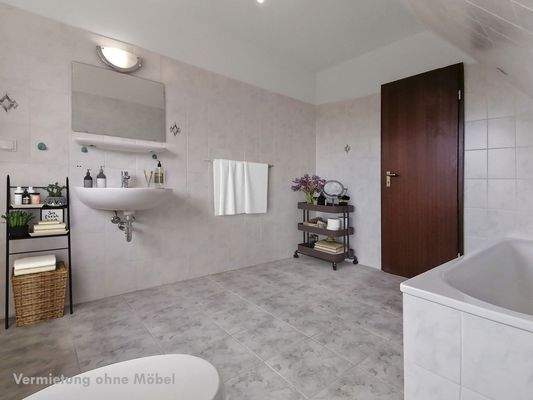 Bad mit Badewanne im OG