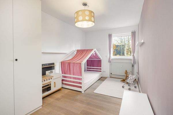 geräumiges Kinderzimmer
