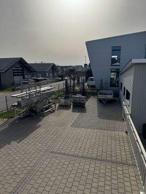 Einfahrt und Stellplätze 