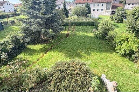 Blick vom Balkon in den Garten