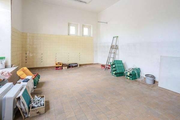 Gewerbeeinheit links