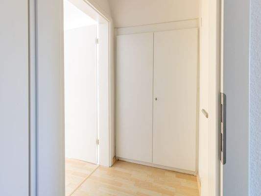 Kleiner Flurbereich mit Einbauschrank