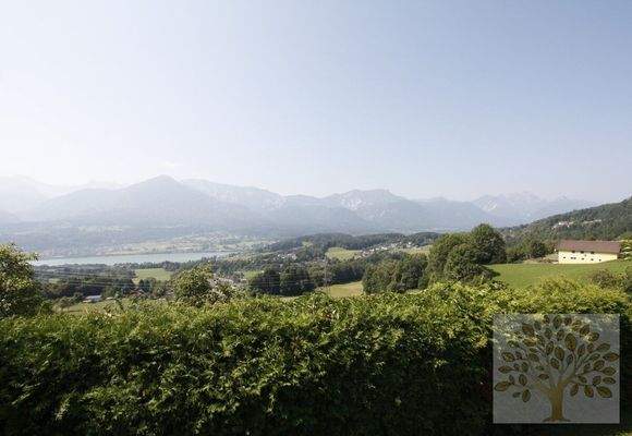 Ausblick auf die Karawanken im Sommer