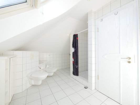II. Badezimmer