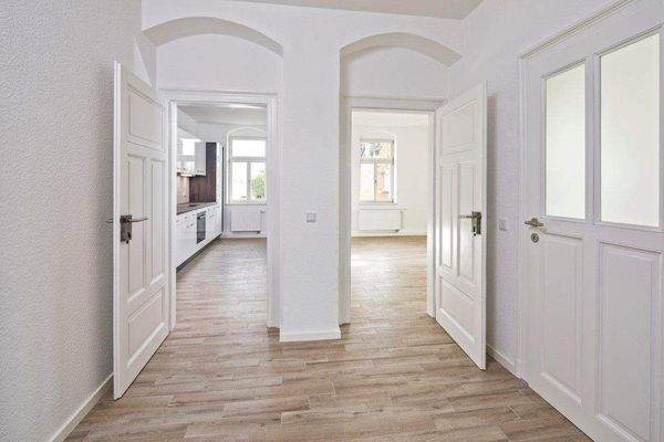 Flur mit Blick zu Küche und Wohnzimmer