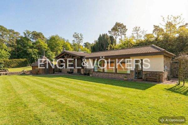 Blick auf das Sauna- und Poolhaus