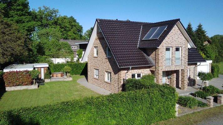 V1599 Straßenansicht mit Garten