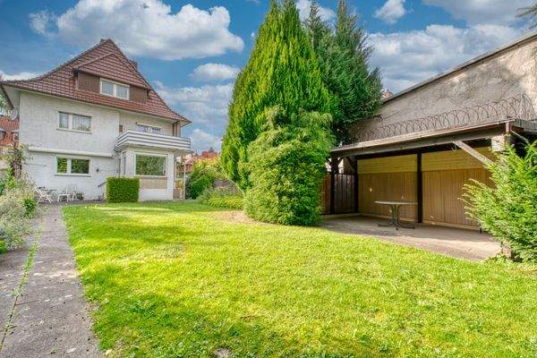 Großer Garten mit überdachten Sitzplatz