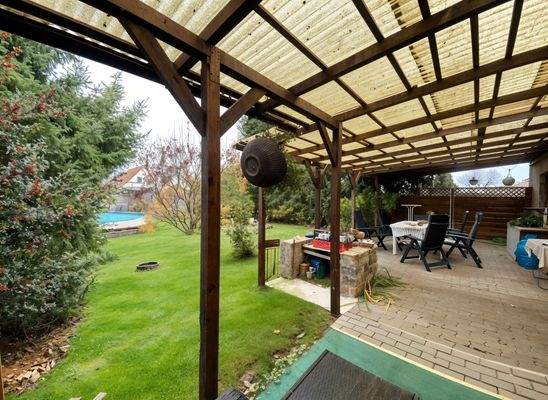 Terrasse mit Garten und Pool