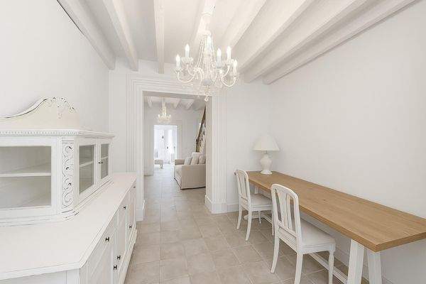 Eleganter Ess- und Arbeitsbereich mit klassischen Details