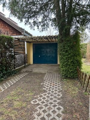 Garage und Stellplatz