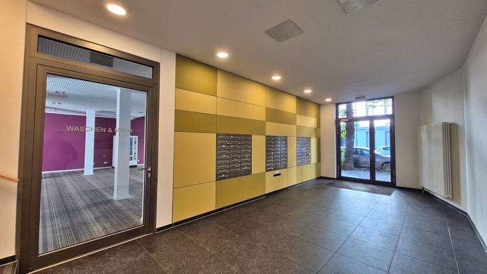 Hauseingang zum Waschraum und Straße.jpg