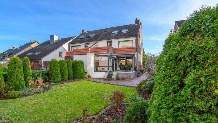 rückwärtige Hausansicht mit Einblick in den Garten