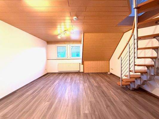 Wohnzimmer mit Treppe zur Galerie