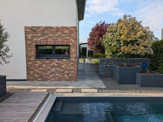 Außenansicht vom Pool