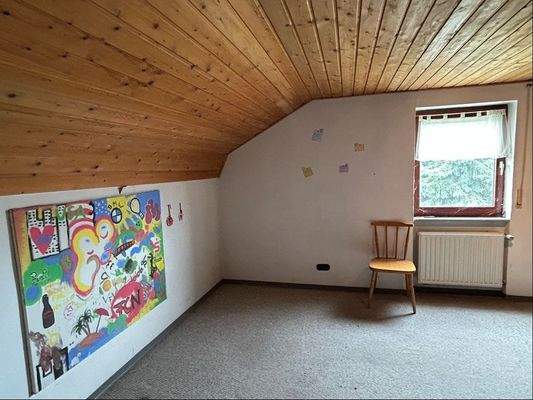 Gäste- oder Kinderzimmer im Dachgeschoss