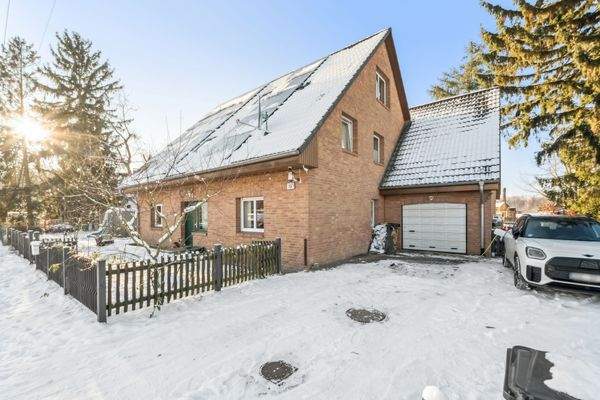 Weitere Hausansicht mit Garage