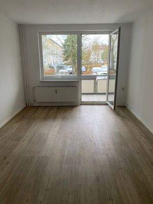 Wohnzimmer mit Zugang zum Balkon.jpeg