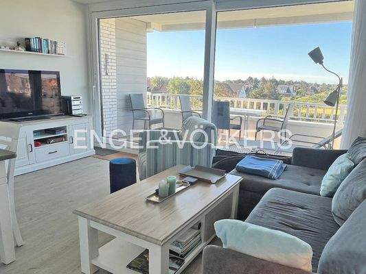 Wohn-/Essraum mit Blick zum Balkon