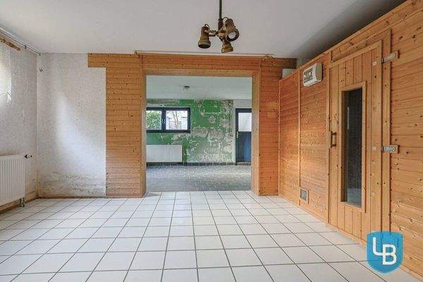 Geteilter Hobbyraum mit Außenzugang