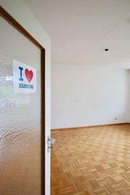 Blick ins Wohnzimmer mit Parkett